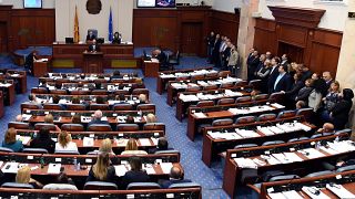 Makedonya parlamentosu isim değişikliği önerisini kabul etti