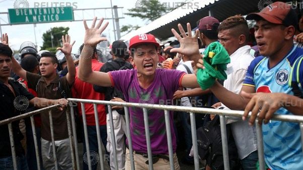 Migranten durchbrechen Grenzzaun zu Mexiko Migranten durchbrechen Grenzzaun zu Mexiko