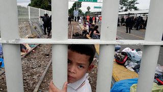 Orta Amerikalı binlerce göçmen Meksika Guatemala sınırında sıkıştı