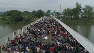 México frena la caravana de inmigrantes