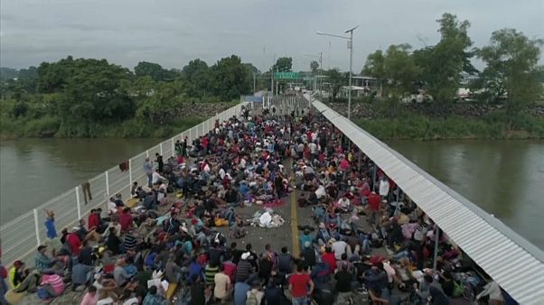 México frena la caravana de inmigrantes México frena la caravana de inmigrantes