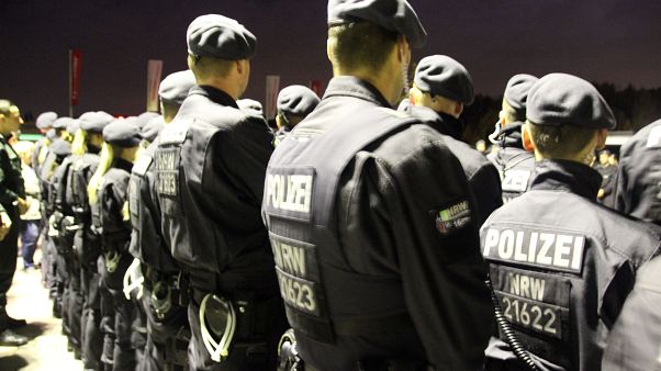 "Null Toleranz": Großeinsatz der Polizei gegen kriminelle Clans in 5 Shisha-Bars "Null Toleranz": Großeinsatz der Polizei gegen kriminelle Clans in 5 Shisha-Bars