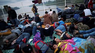 Meksika sınırını geçemeyen binlerce göçmen köprüde mahsur kaldı