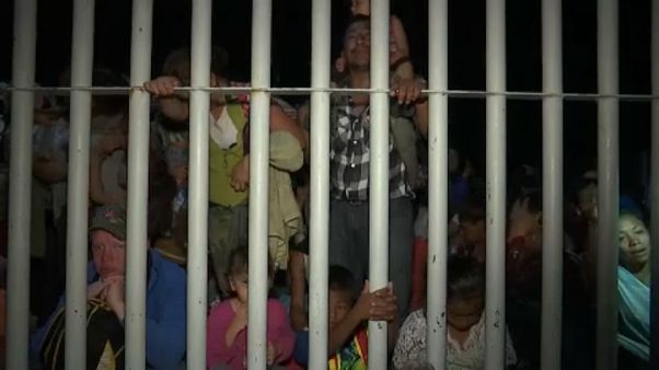 México frena caravana de inmigrantes de Honduras México frena caravana de inmigrantes de Honduras