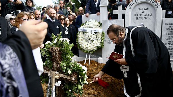 Duayen fotomuhabiri Ara Güler, Şişli Ermeni Mezarlığı'nda toprağa verildi Duayen fotomuhabiri Ara Güler, Şişli Ermeni Mezarlığı'nda toprağa verildi