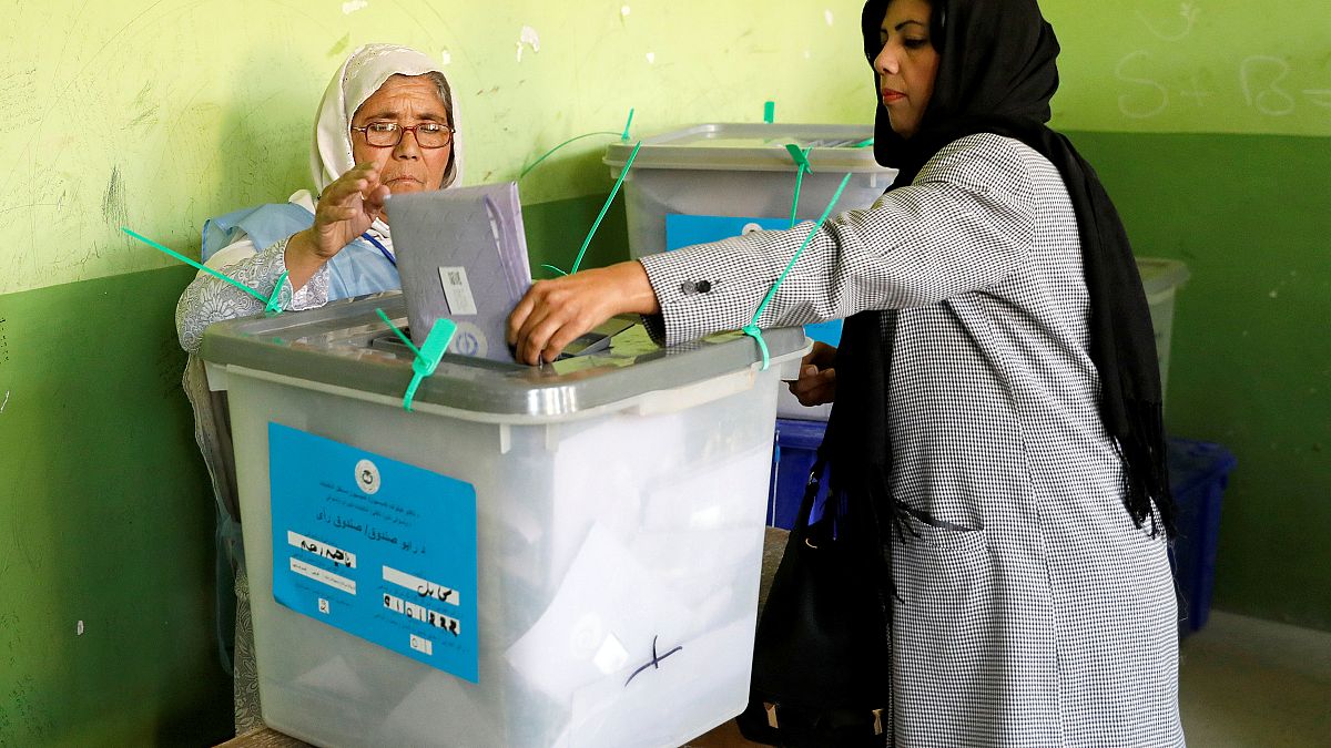 Szavazatszámlálás egy véres választás után Afganisztánban