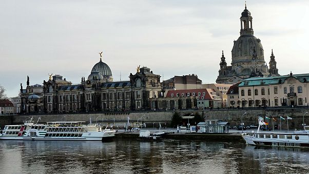 "Herz statt Hetze": Tausende demonstrieren in Dresden gegen PEGIDA "Herz statt Hetze": Tausende demonstrieren in Dresden gegen PEGIDA