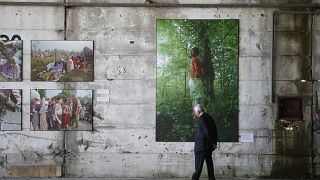 فيم كوك رئيس وزراء هولندا السابق يزور معرض لصور مذبحة سربرينيتسا