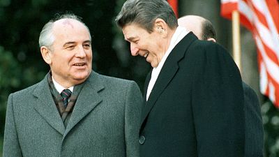 الرئيس الأمريكي رونالد ريغان والزعيم السوفييتي ميخائيل غورباتشوف-ديسمبر1987