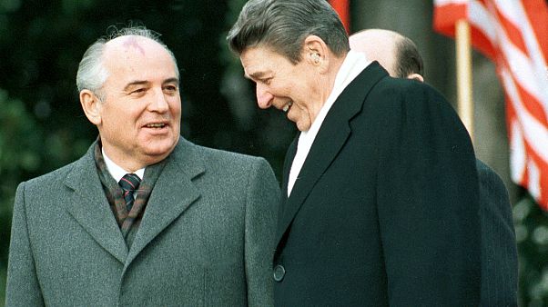 الرئيس الأمريكي رونالد ريغان والزعيم السوفييتي ميخائيل غورباتشوف-ديسمبر1987 الرئيس الأمريكي رونالد ريغان والزعيم السوفييتي ميخائيل غورباتشوف-ديسمبر1987