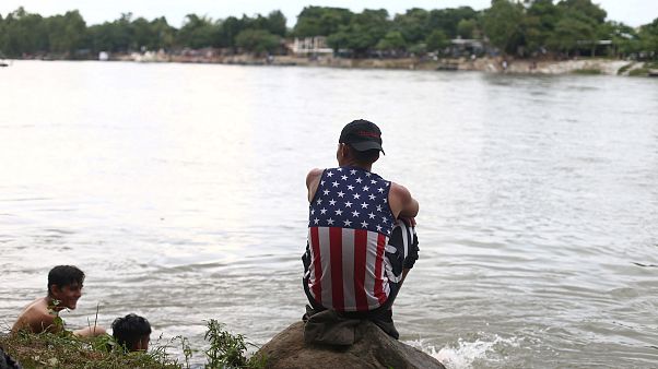 Cientos de inmigrantes logran entrar en México Cientos de inmigrantes logran entrar en México