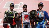 Cal Crutchlow (Honda) e Alex Rins (Suzuki) no pódio da festa do campeão