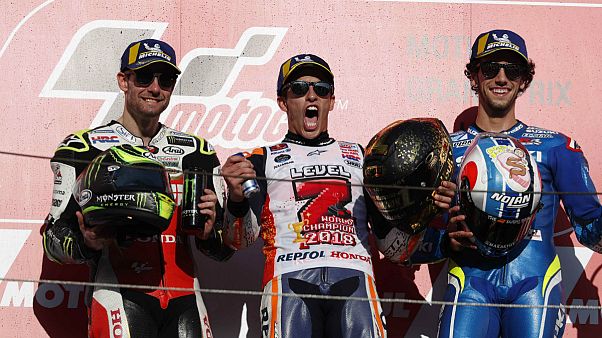 Cal Crutchlow (Honda) e Alex Rins (Suzuki) no pódio da festa do campeão Cal Crutchlow (Honda) e Alex Rins (Suzuki) no pódio da festa do campeão