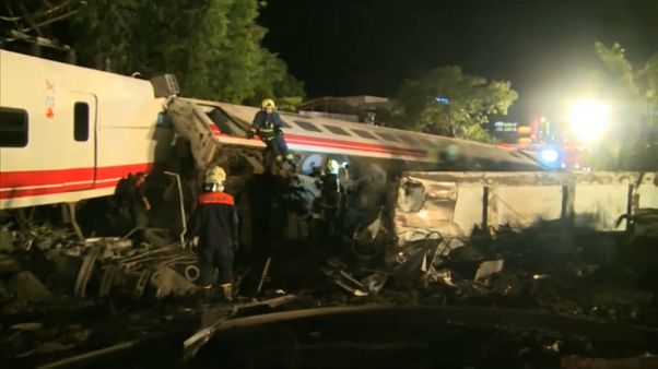 Descarrilamento de comboio em Taiwan faz 22 mortos Descarrilamento de comboio em Taiwan faz 22 mortos