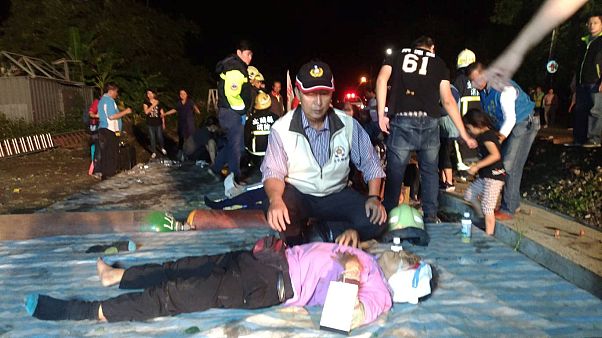 Al menos 17 muertos al descarrilar un tren en Taiwán Al menos 17 muertos al descarrilar un tren en Taiwán