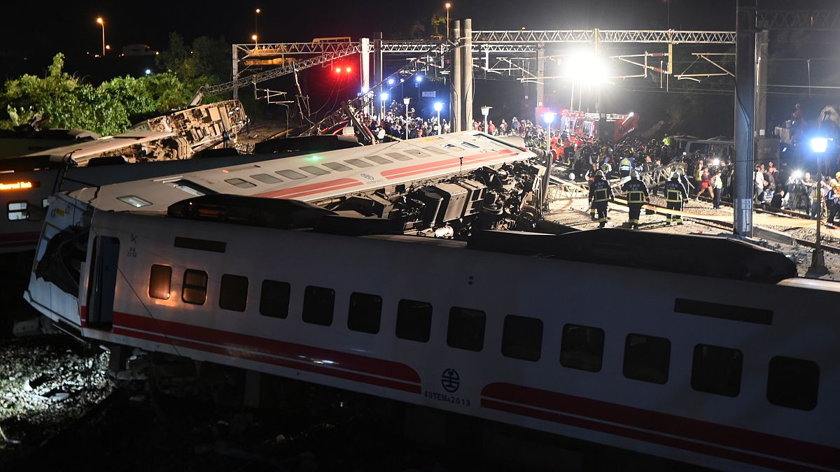 قطار ينحرف عن السكة في تايوان يخلف 22 قتيلا على الأقل