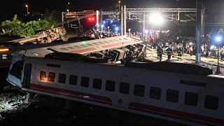 قطار ينحرف عن السكة في تايوان يخلف 22 قتيلا على الأقل