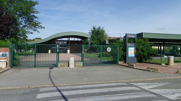 Fransa'da sahte silahla öğretmenini tehdit eden liseli gözaltında Fransa'da sahte silahla öğretmenini tehdit eden liseli gözaltında