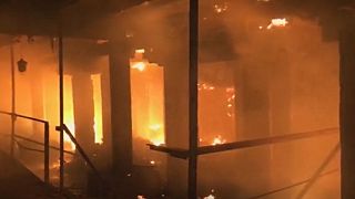 Μεγάλη φωτιά σε εργοστάσιο - Ένας πυροσβέστης νεκρός
