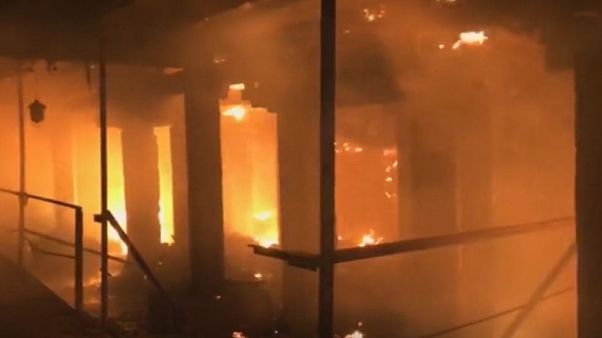 Μεγάλη φωτιά σε εργοστάσιο - Ένας πυροσβέστης νεκρός Μεγάλη φωτιά σε εργοστάσιο - Ένας πυροσβέστης νεκρός