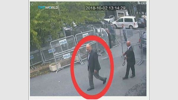 شاهد: صور جديدة لخاشقجي وخطيبته قبل دخوله القنصلية السعودية في إسطنبول شاهد: صور جديدة لخاشقجي وخطيبته قبل دخوله القنصلية السعودية في إسطنبول