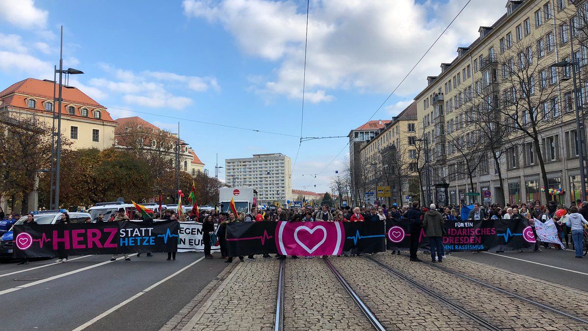 "Herz statt Hetze": Mehr als 10.000 in Dresden gegen Pegida - 10 Fotos und Tweets