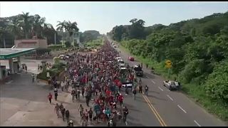 آلاف المهاجرين يواصلون طريقهم إلى الولايات المتحدة عبر المكسيك