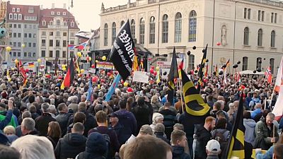 شاهد: مظاهرة لليمين المتطرف وأخرى مناوئة لها في شوارع درسدن الألمانية
