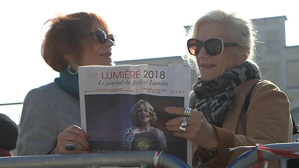 Zwei Frauen sehen sich das Lumière-Festivalprogramm an Zwei Frauen sehen sich das Lumière-Festivalprogramm an