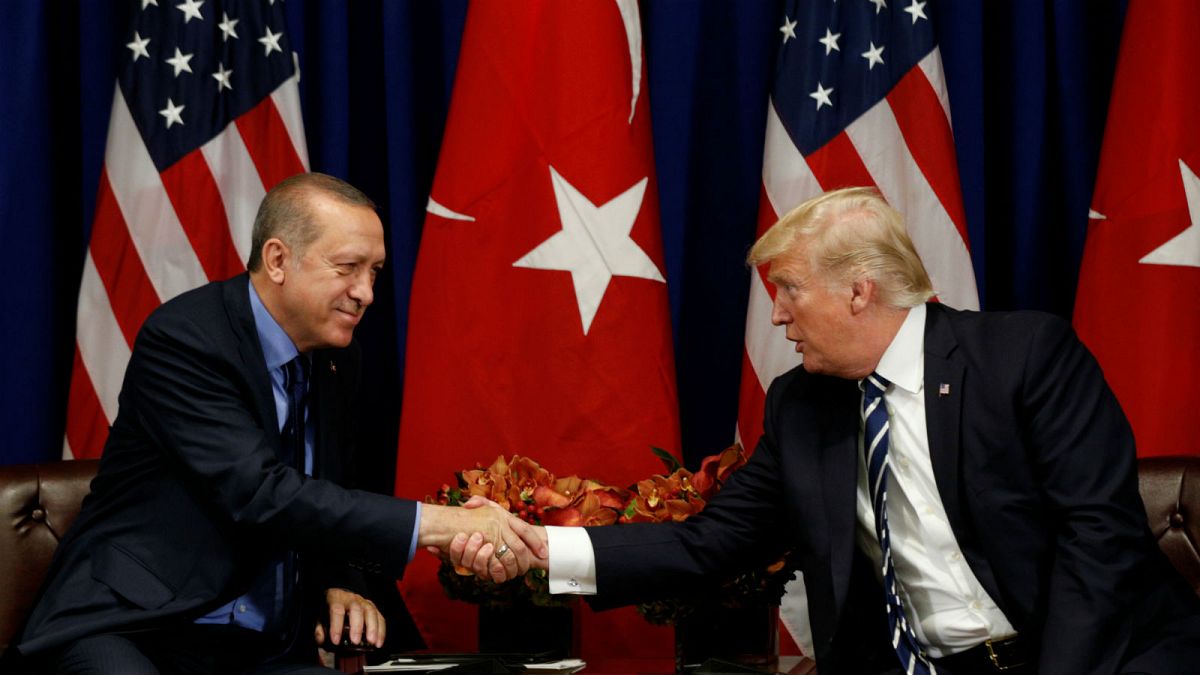 مصافحة بين الرئيس الأمريكي دونالد ترامب ونظيره التركي رجب طيب أردوغان