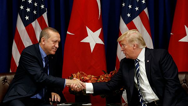 مصافحة بين الرئيس الأمريكي دونالد ترامب ونظيره التركي رجب طيب أردوغان مصافحة بين الرئيس الأمريكي دونالد ترامب ونظيره التركي رجب طيب أردوغان