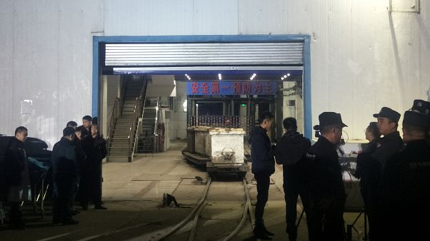 Cina: tre morti e 18 intrappolati in una miniera di carbone Cina: tre morti e 18 intrappolati in una miniera di carbone