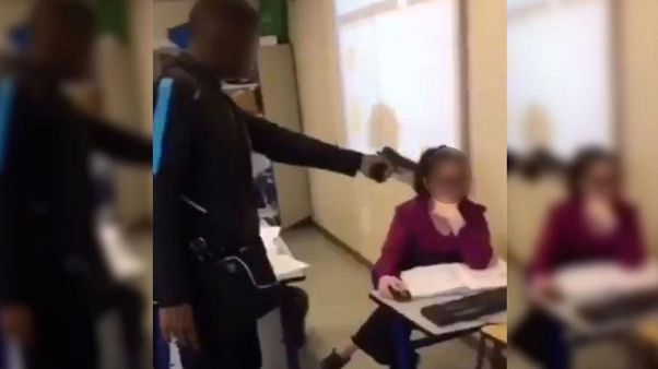 Lehrerin mit (unechter) Waffe bedroht - Harte Strafen gegen Schüler (16) gefordert Lehrerin mit (unechter) Waffe bedroht - Harte Strafen gegen Schüler (16) gefordert