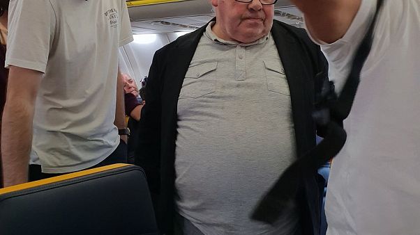VIDEO Passeggero rivolge insulti razzisti a donna di colore, bufera su Ryanair VIDEO Passeggero rivolge insulti razzisti a donna di colore, bufera su Ryanair