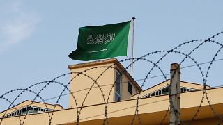 La bandera saudí ondea sobre el consulado de Arabia Saudí en Estambul