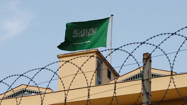 La bandera saudí ondea sobre el consulado de Arabia Saudí en Estambul La bandera saudí ondea sobre el consulado de Arabia Saudí en Estambul