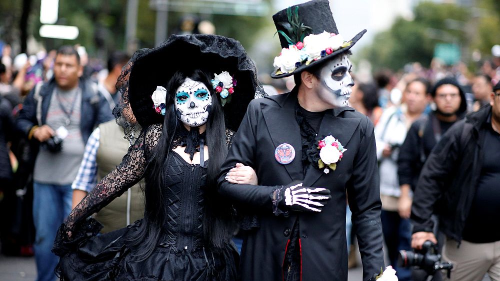 Temporizador Guia Enmarañarse Desfile de las "catrinas" en México, antesala del Día de los Muertos |  Euronews