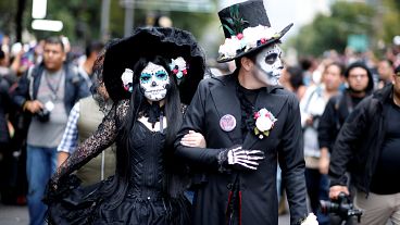 مردم مکزیک با نقاشی اسکلت بر روی صورت به استقبال جشن مردگان رفتند