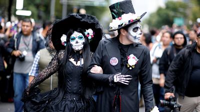 Meksika'da Ölüler Günü öncesi iskeletler sokaklarda boy gösterdi