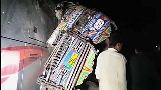 Pakistan: scontro tra due bus, almeno 19 morti