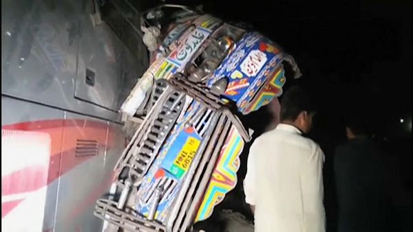 Pakistan: scontro tra due bus, almeno 19 morti Pakistan: scontro tra due bus, almeno 19 morti