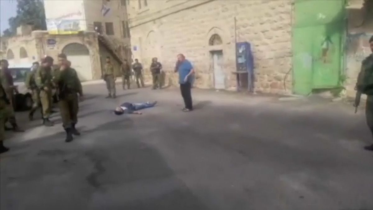 شاهد: الجيش الإسرائيلي يقتل بالرصاص  فلسطينيا حاول طعن جندي