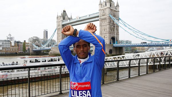 L'olimpionico Feyisa Lilesa torna nella sua Etiopia L'olimpionico Feyisa Lilesa torna nella sua Etiopia