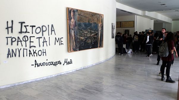 Εισβολή μαθητών-φοιτητών στο γραφείο του υπουργού Παιδείας Εισβολή μαθητών-φοιτητών στο γραφείο του υπουργού Παιδείας
