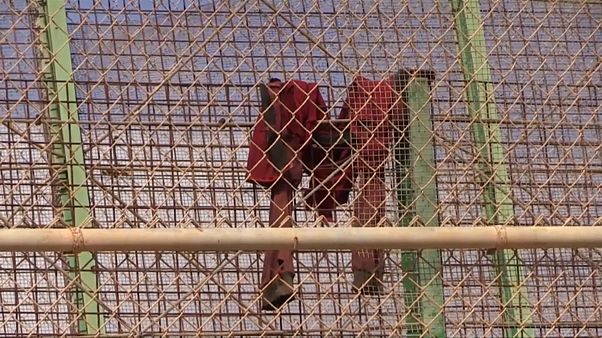 España devuelve a 55 migrantes que saltaron la valla de Melilla España devuelve a 55 migrantes que saltaron la valla de Melilla