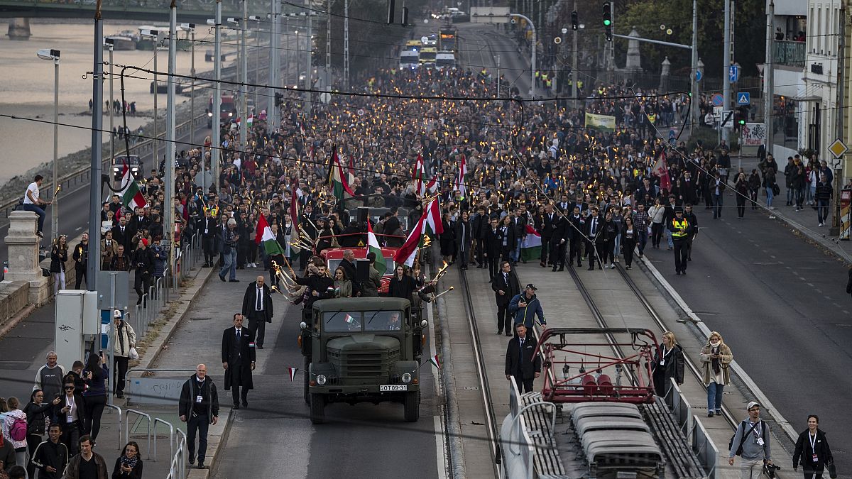Fáklyás felvonulás a budapesti Raoul Wallenberg rakparton október 22-én