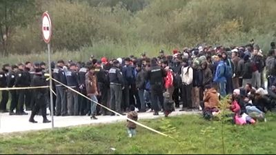 Migrantes retidos na fronteira entre a Bósnia e a Croácia