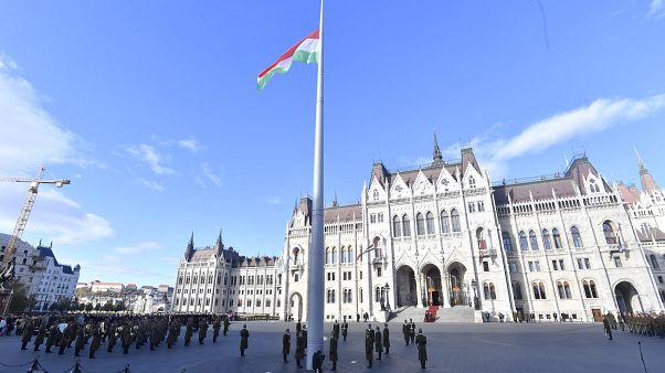 Felvonták a nemzeti lobogót a Parlament előtt Felvonták a nemzeti lobogót a Parlament előtt