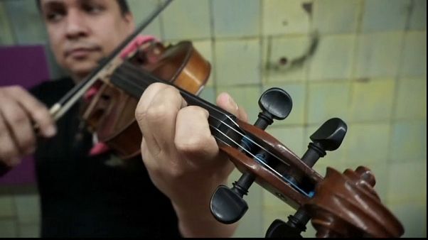 Do metro para a orquestra - Migrantes venezuelanos sobem a palco argentino