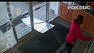 فيديو: إطلاق النار على شخص حاول الدخول إلى محطة تلفزيونية محلية